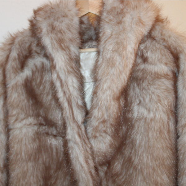 abrigo-pelo-capucha-beige-2