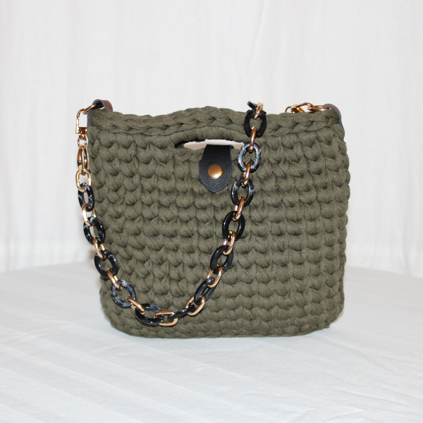 bolso-trapillo-rectangular-cadena-acrilico-caqui-1