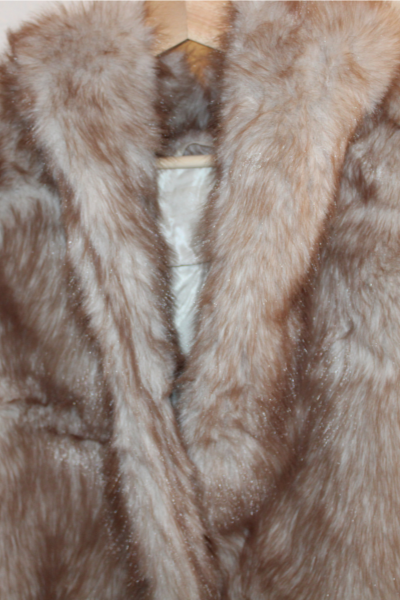 abrigo-pelo-capucha-beige-2